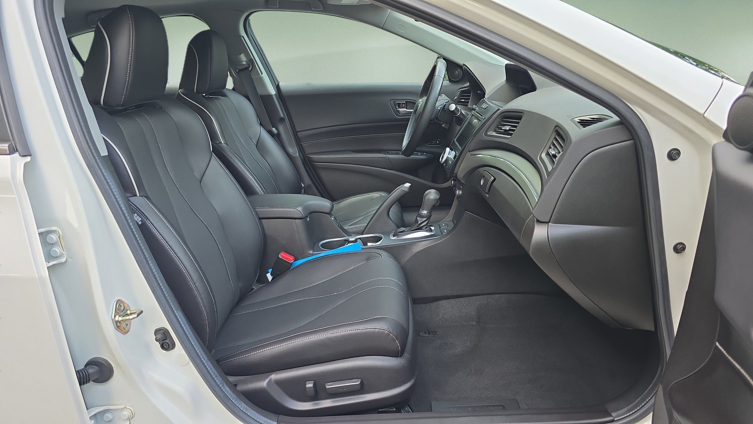 Used 2019 White Acura w/Premium Pkg image 10