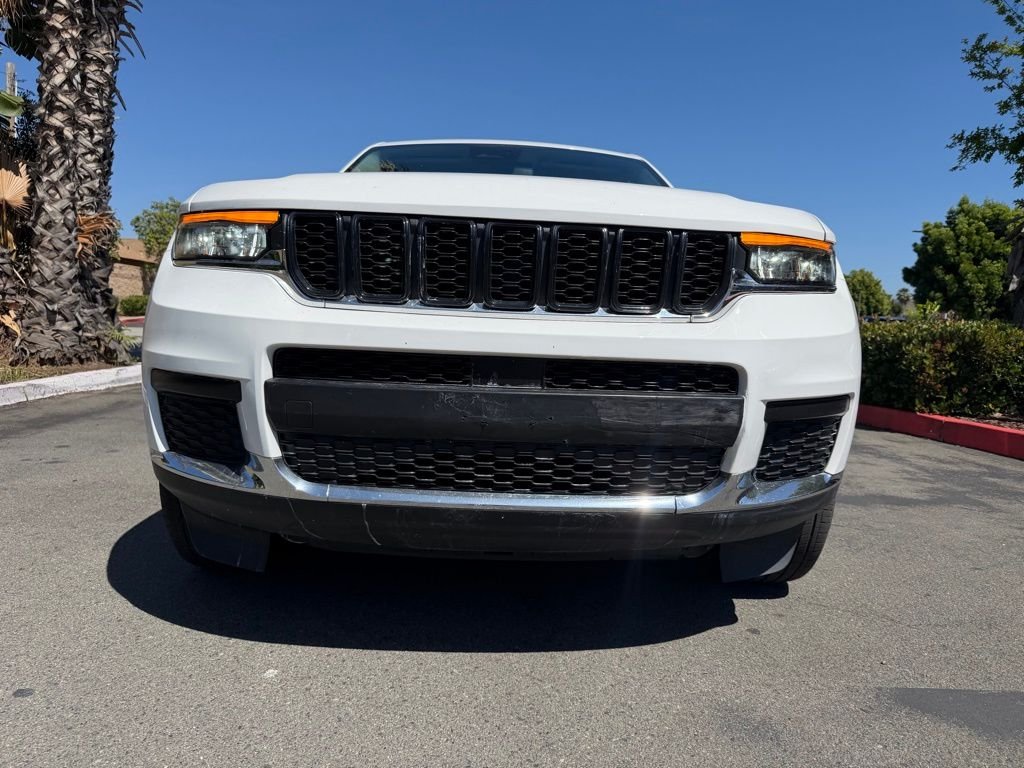 Used 2023 White/off-white Jeep Laredo image 3
