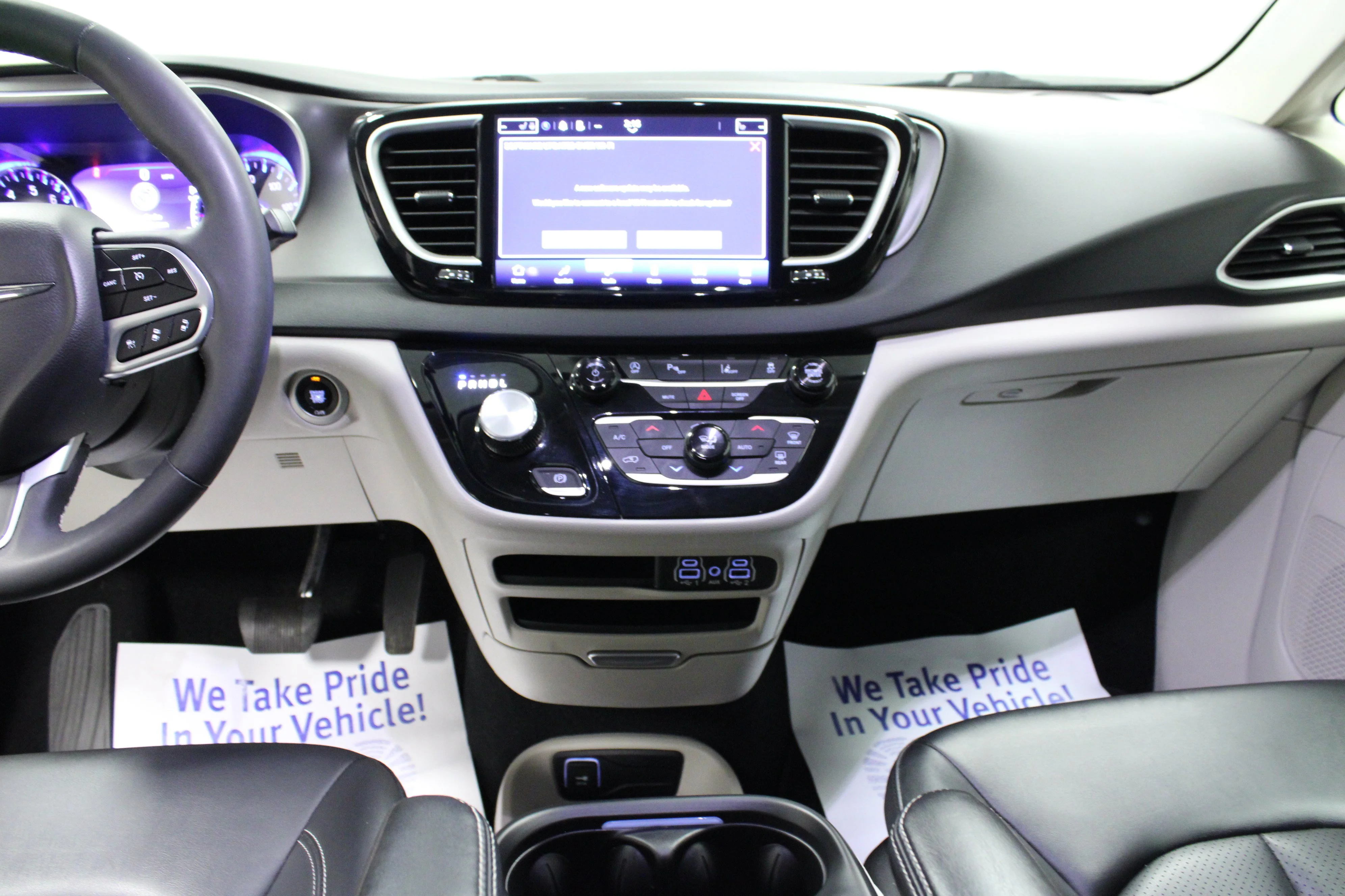 Used 2024 Silver Mist Clearcoat Chrysler Touring L image 19