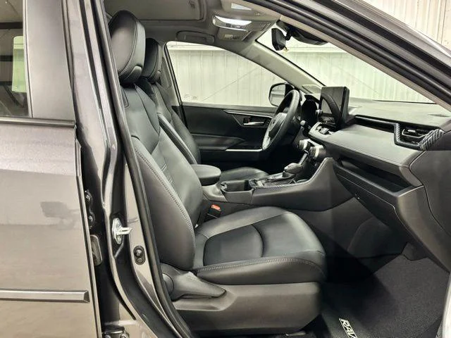 Used 2024 MAGNETIC GRAY MET. Toyota  image 21