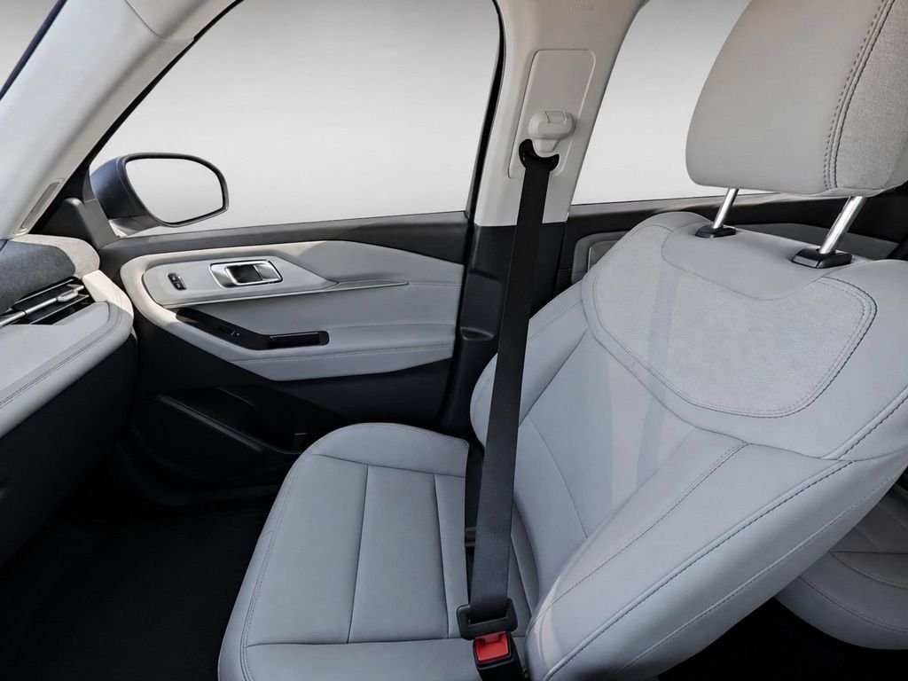 New 2026 Star White Metallic Tri-Coat Ford Active image 13