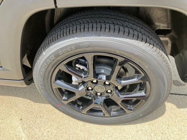New 2026 Diamond Black Crystal Pearlcoat Jeep Latitude Altitude image 24