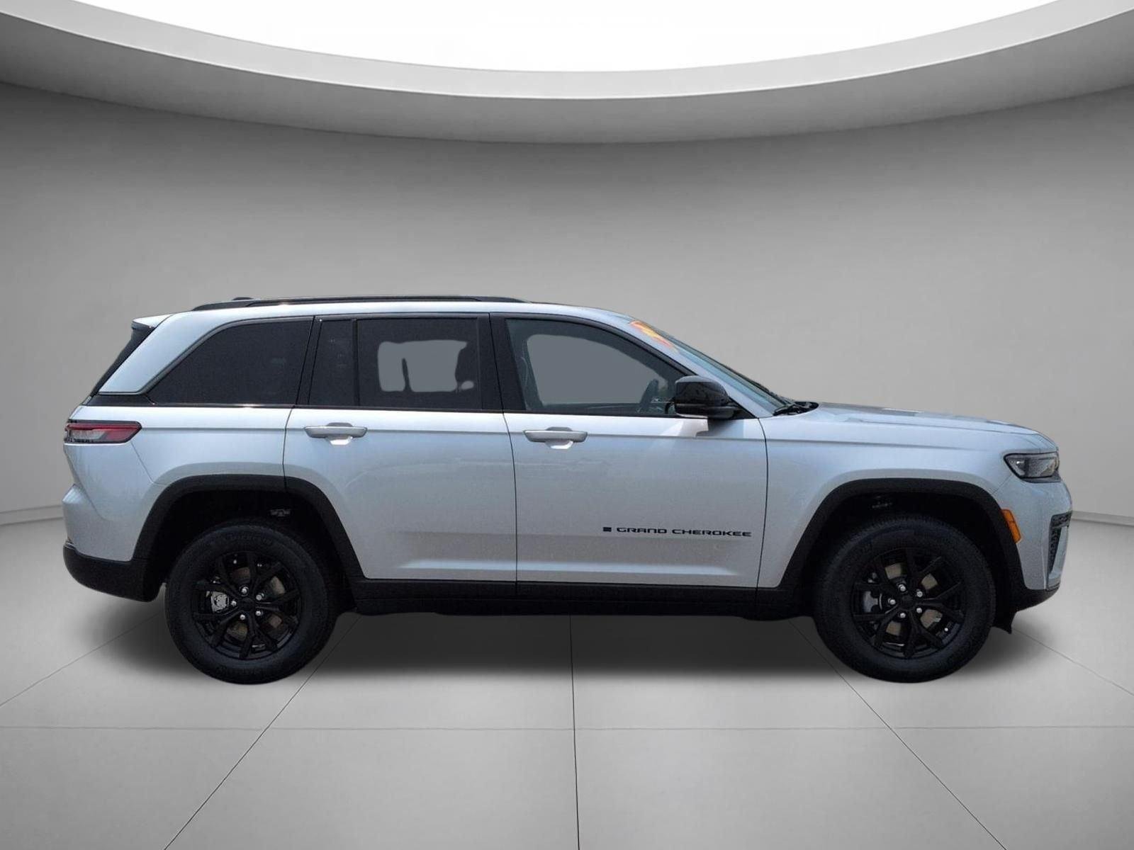 New 2026 Silver Zynith Exterior Paint Jeep Laredo Altitude image 6