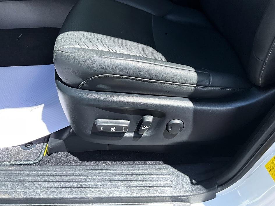 Used 2020 White Lexus 460 image 15