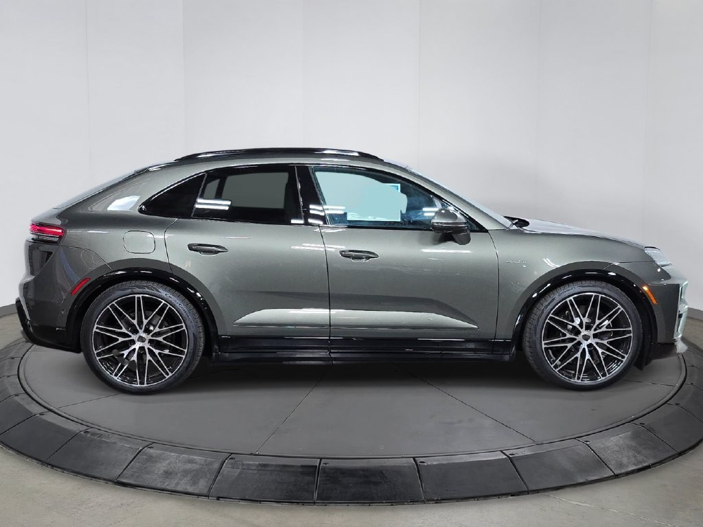 New 2026 Aventurine Green Metallic Porsche Turbo image 8