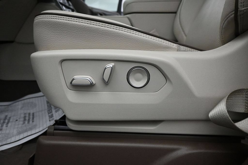 Used 2023 White Frost Tricoat GMC Denali image 9