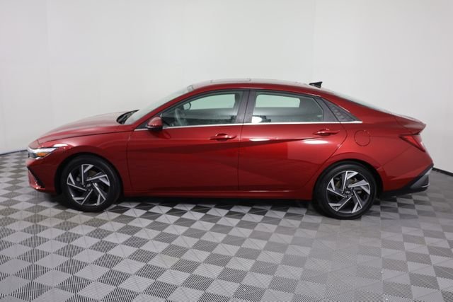 Used 2025 Red Hyundai SEL Convenience image 5
