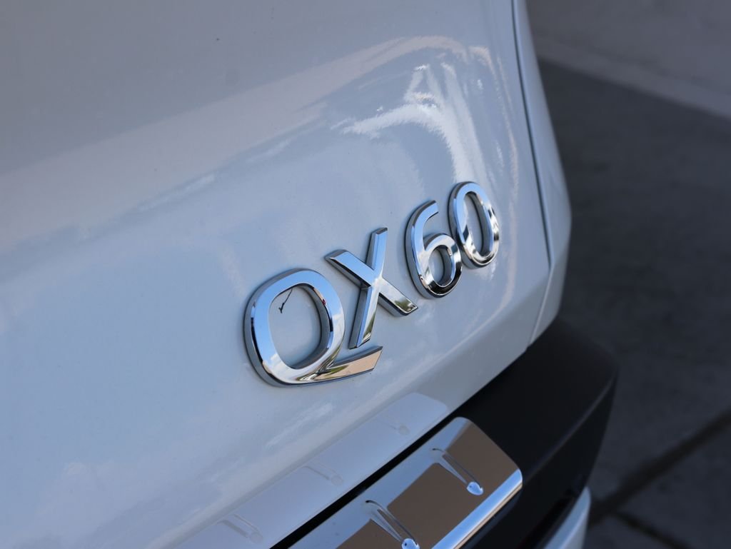 Certified Used 2025 White INFINITI LUXE image 39