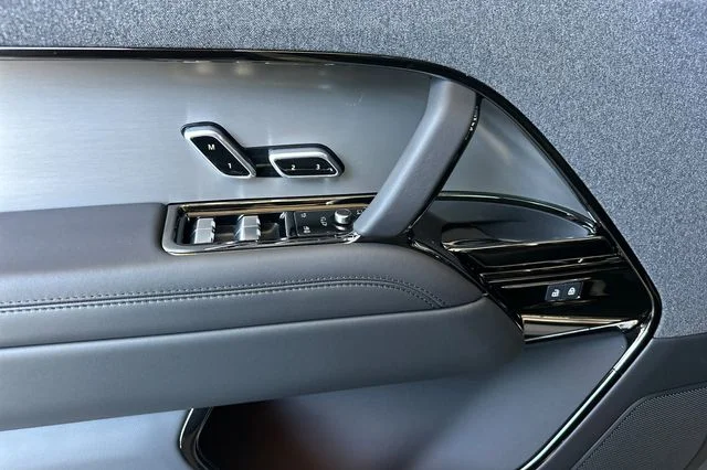 New 2026 Borasco Grey Land Rover SE image 10