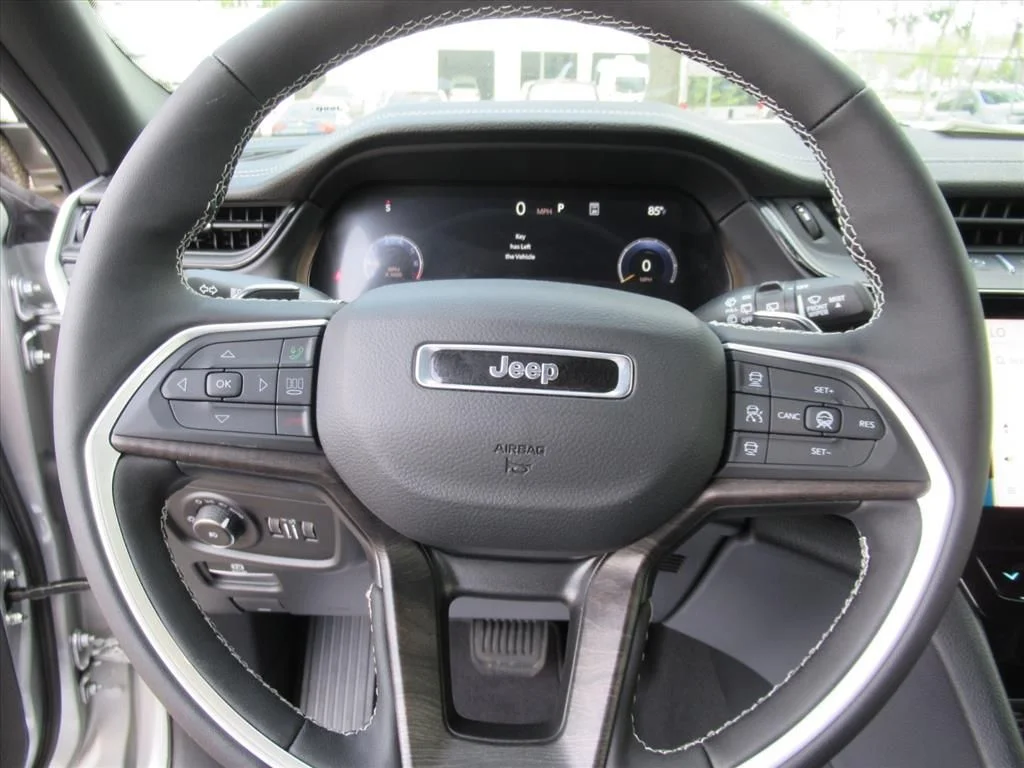 New 2026 Silver Zynith Exterior Paint Jeep Limited image 22
