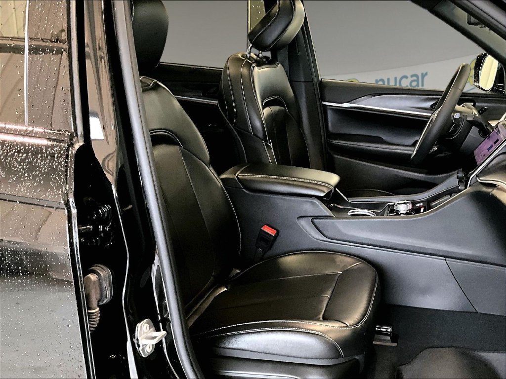 Used 2025 Diamond Black Crystal Pearlcoat Jeep Limited image 11