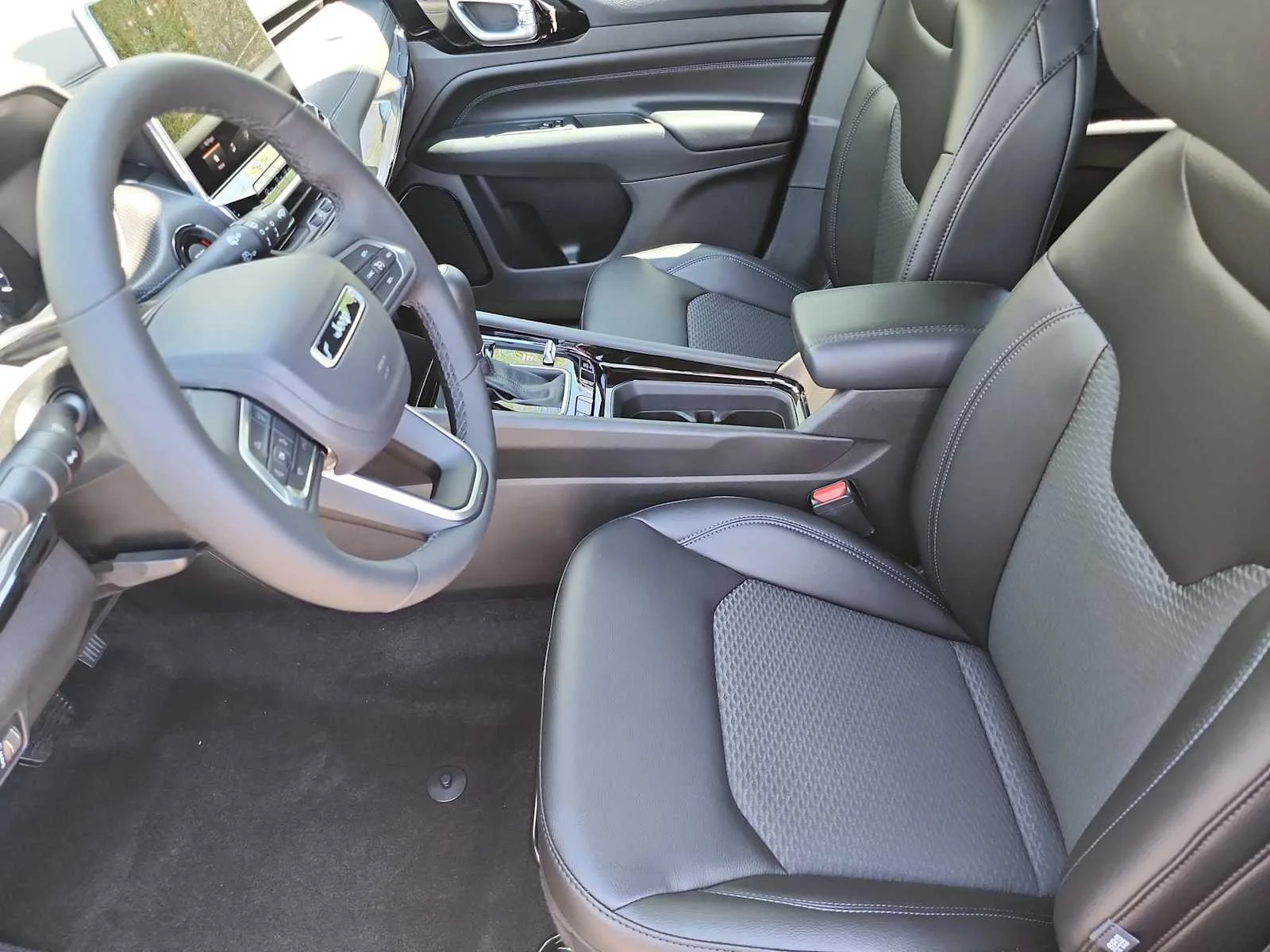New 2026 Diamond Black Crystal Pearl-Coat Exterior Paint Jeep Latitude image 15