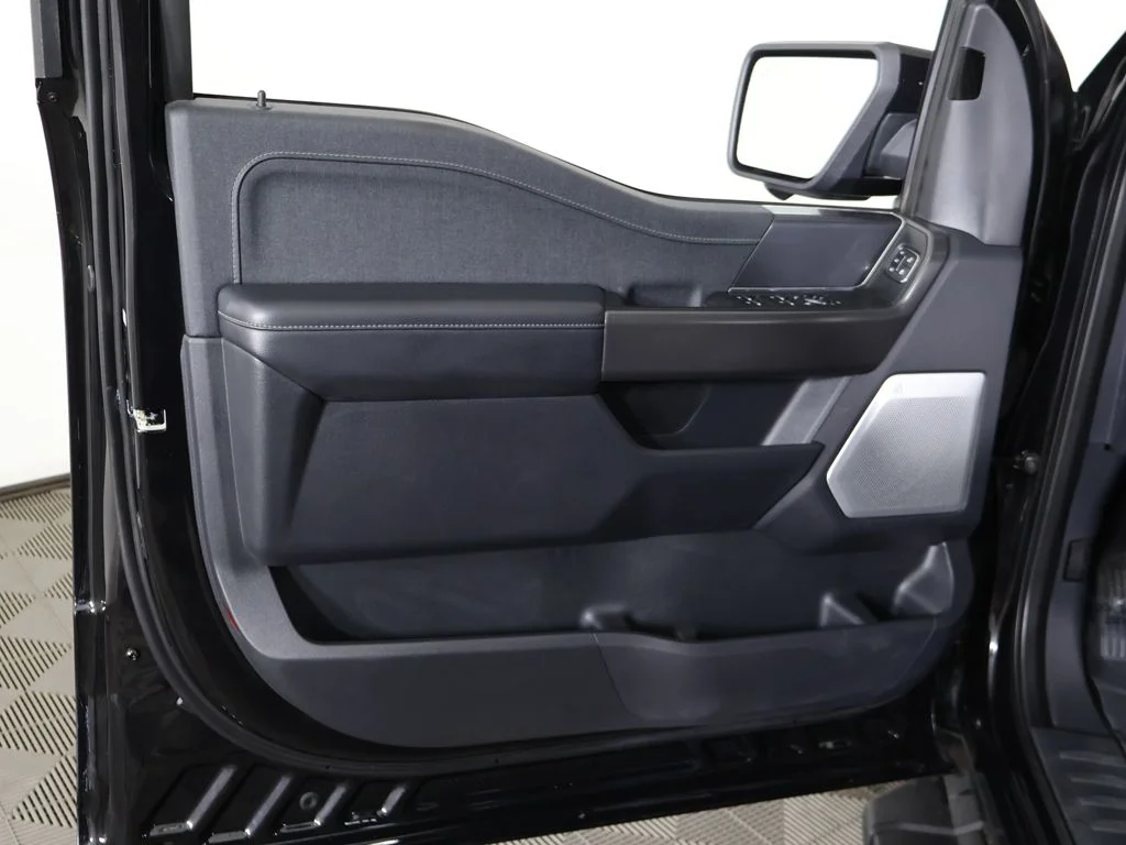 Used 2024 Agate Black Metallic Ford Lariat image 27