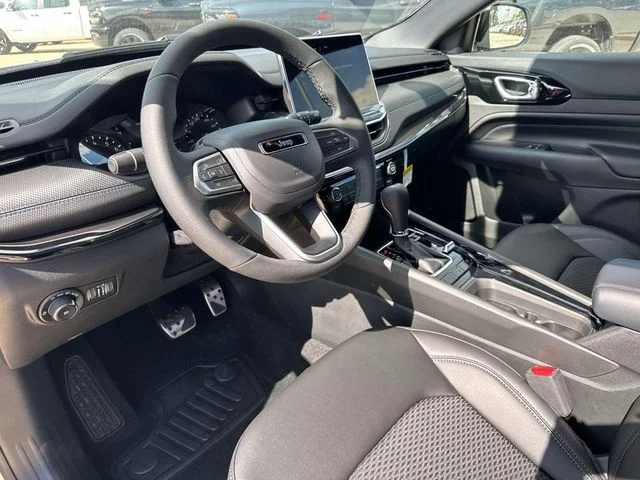 New 2026 White Jeep Latitude image 19