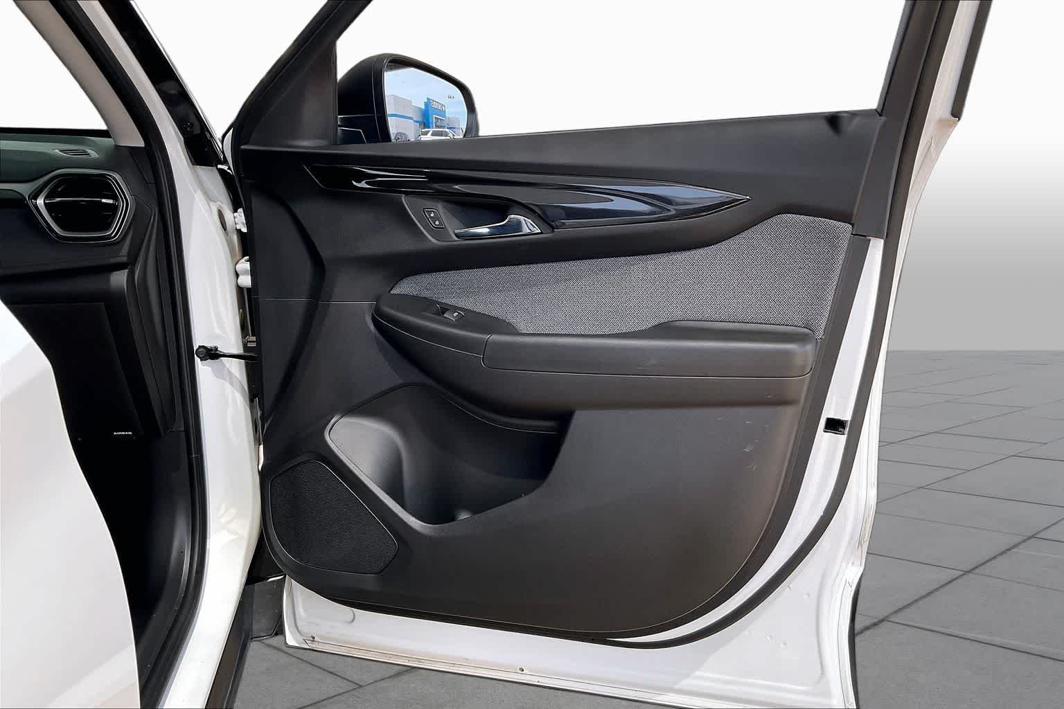 Used 2025 Summit White Chevrolet LS image 21