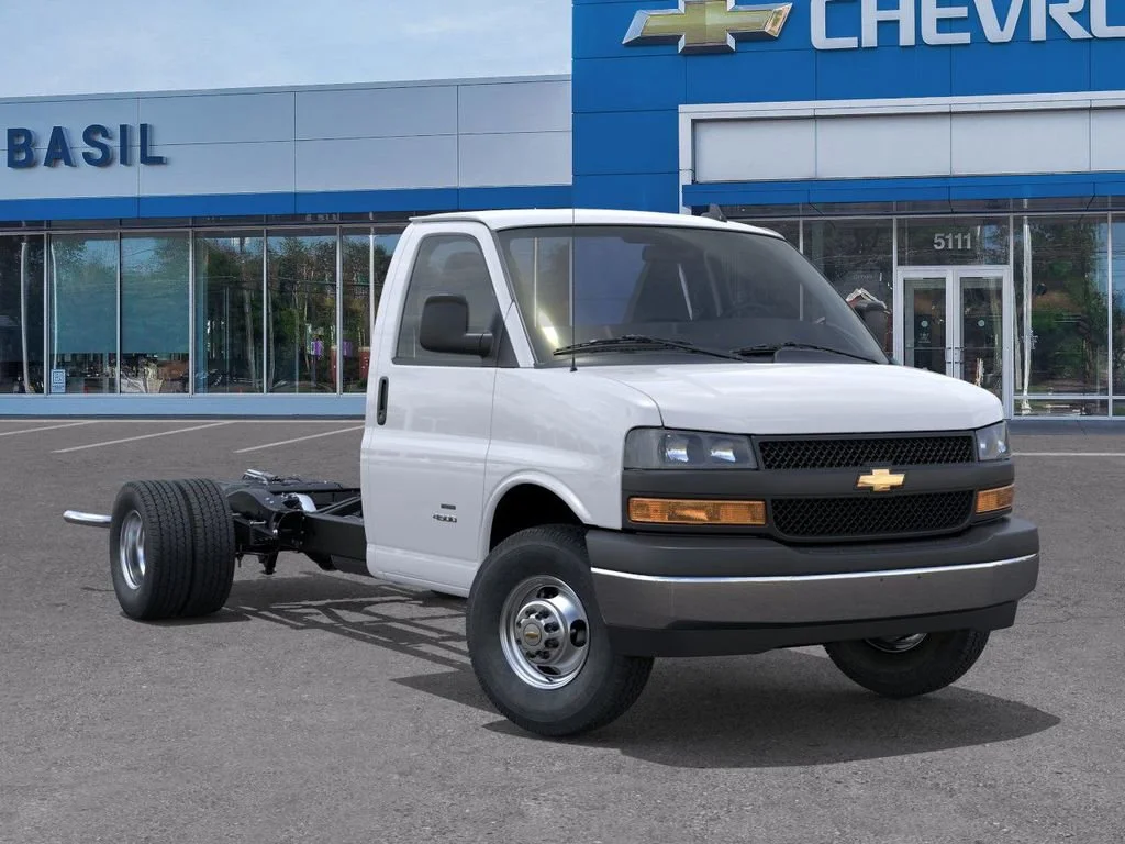New 2025 Summit White Chevrolet 1WT image 7