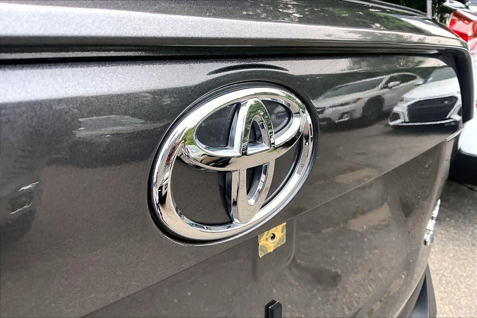 2025 Toyota RAV4 XLE - Photo 30