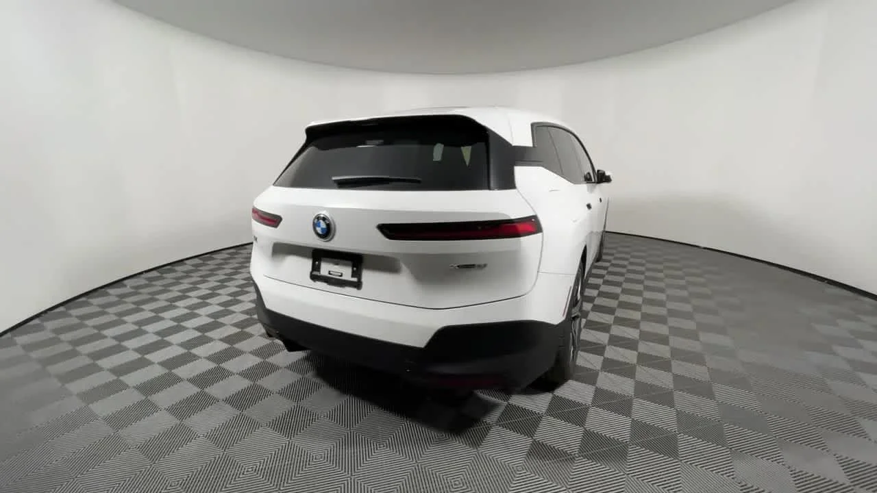 New 2022 Alpine White BMW xDrive50 image 13