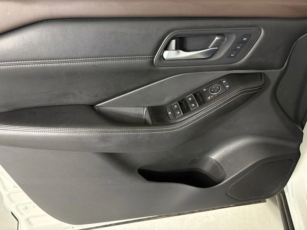 Used 2022 White Nissan SL image 13