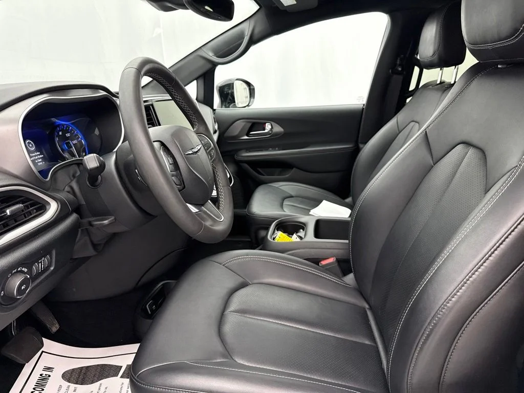 Used 2025 White Chrysler Select image 18