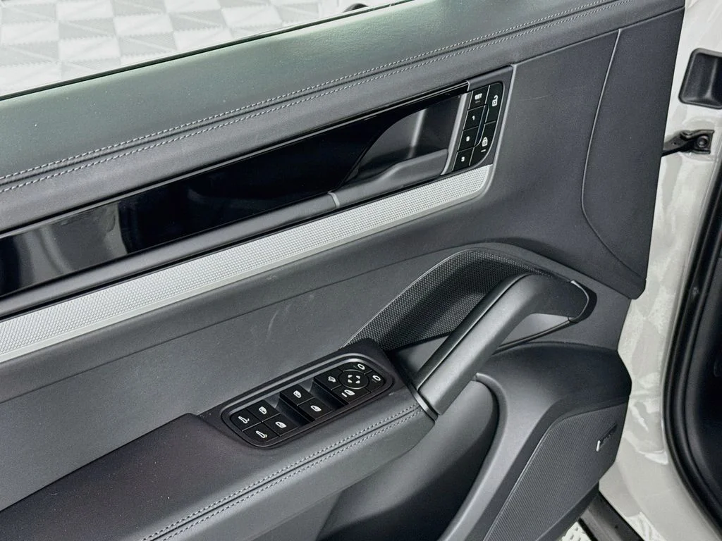 Certified Used 2025  Porsche  image 18