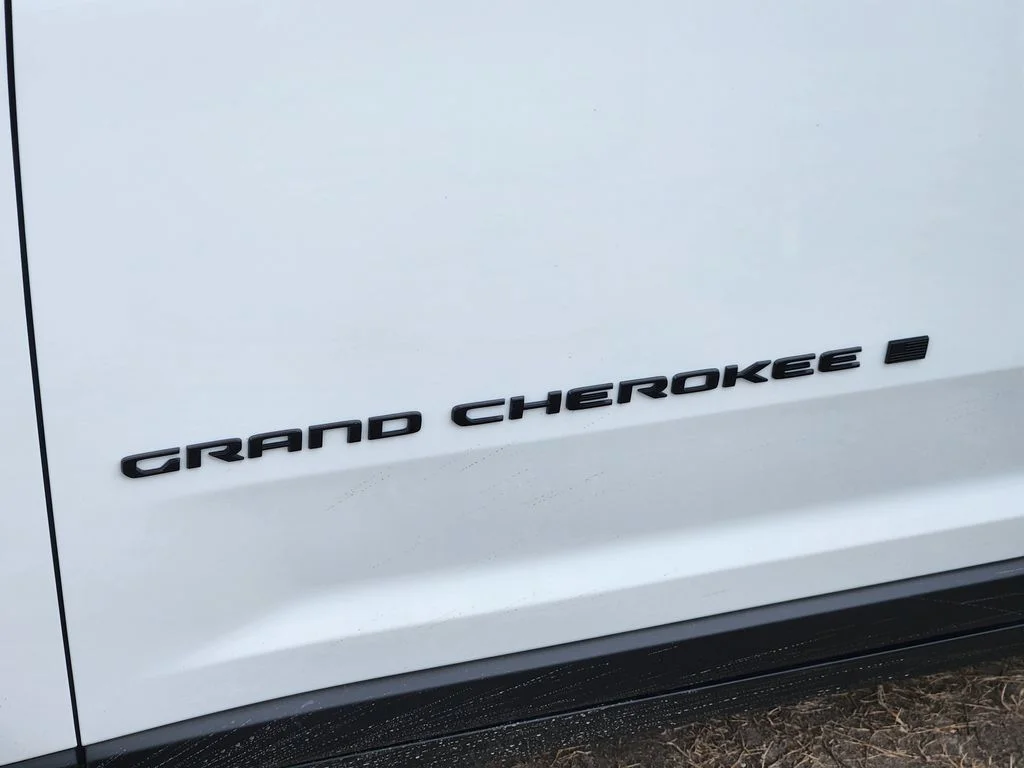 New 2026 Bright White Clear-Coat Exterior Paint Jeep Altitude image 8