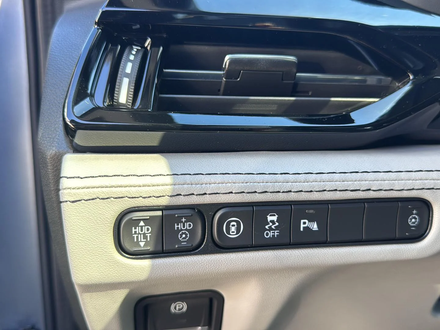 New 2026 Solar Silver Metallic Acura SH-AWD w/Advance image 31