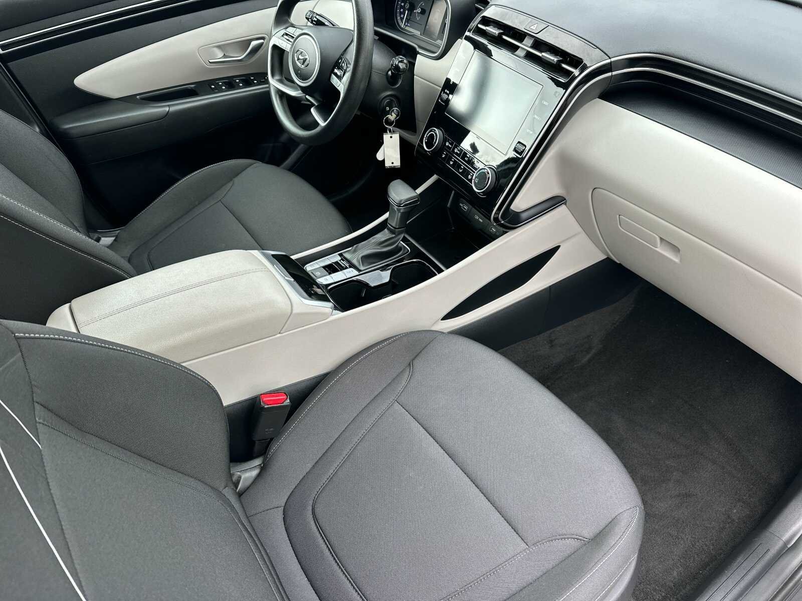 Used 2024 Shimmering Silver Hyundai SE 4D Sport Utility image 18