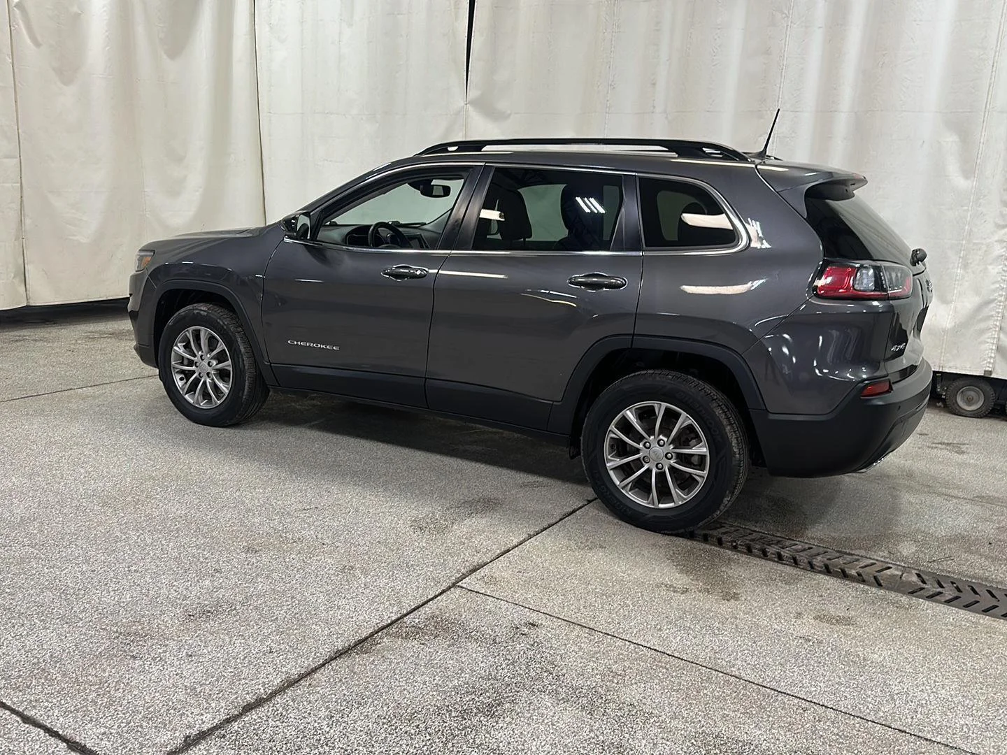 Used 2022 Granite Crystal Metallic Clearcoat Jeep Latitude Lux image 4