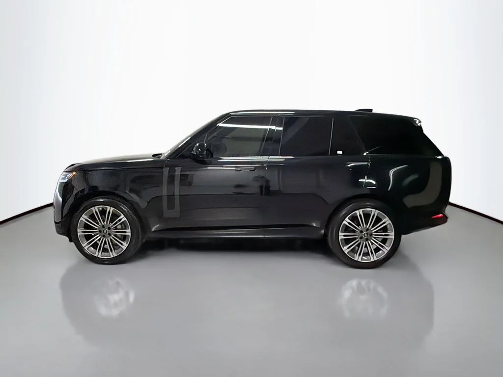 Used 2025  Land Rover SE image 2