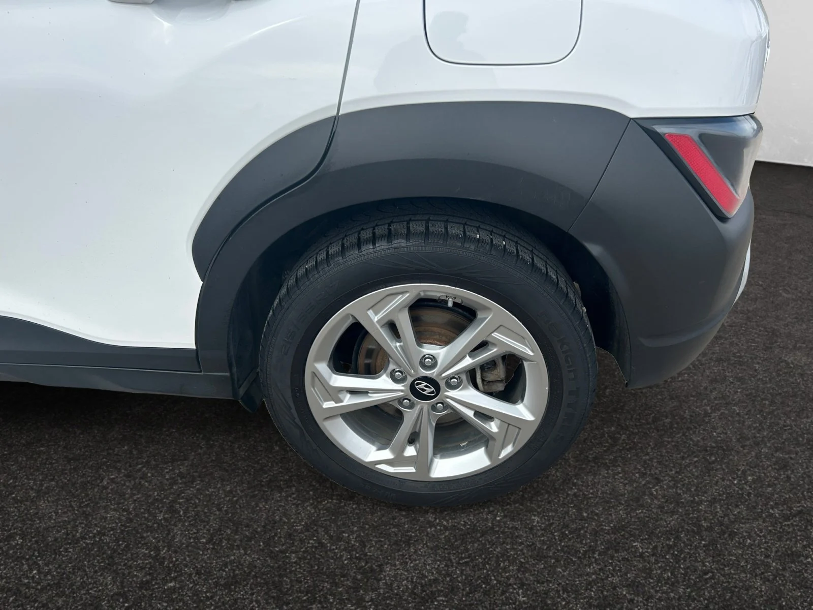 Used 2022 White Hyundai Preferred AWD image 9