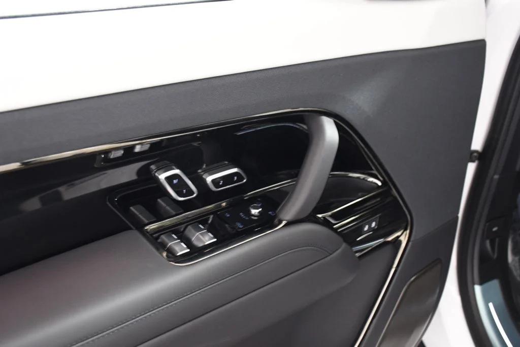 New 2026 Ostuni Prl Whi Land Rover SV image 15