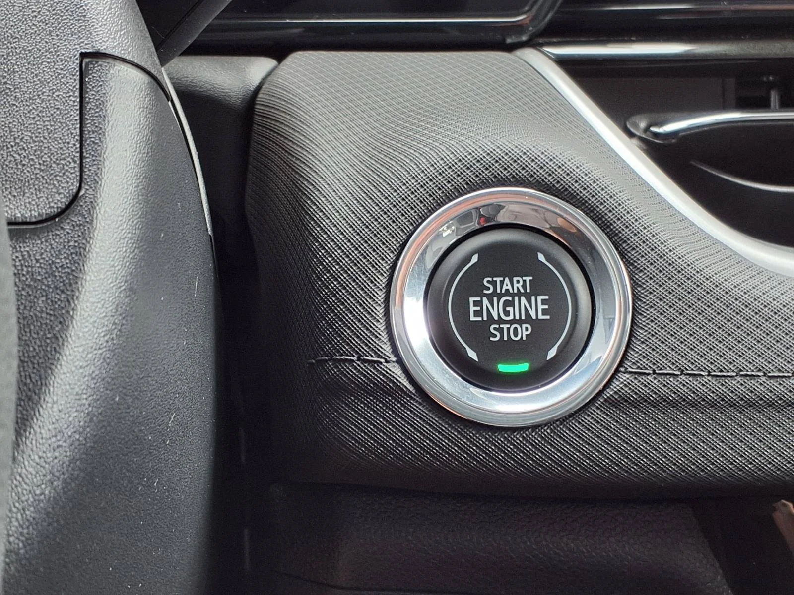 Used 2025 Summit White Chevrolet LT image 20
