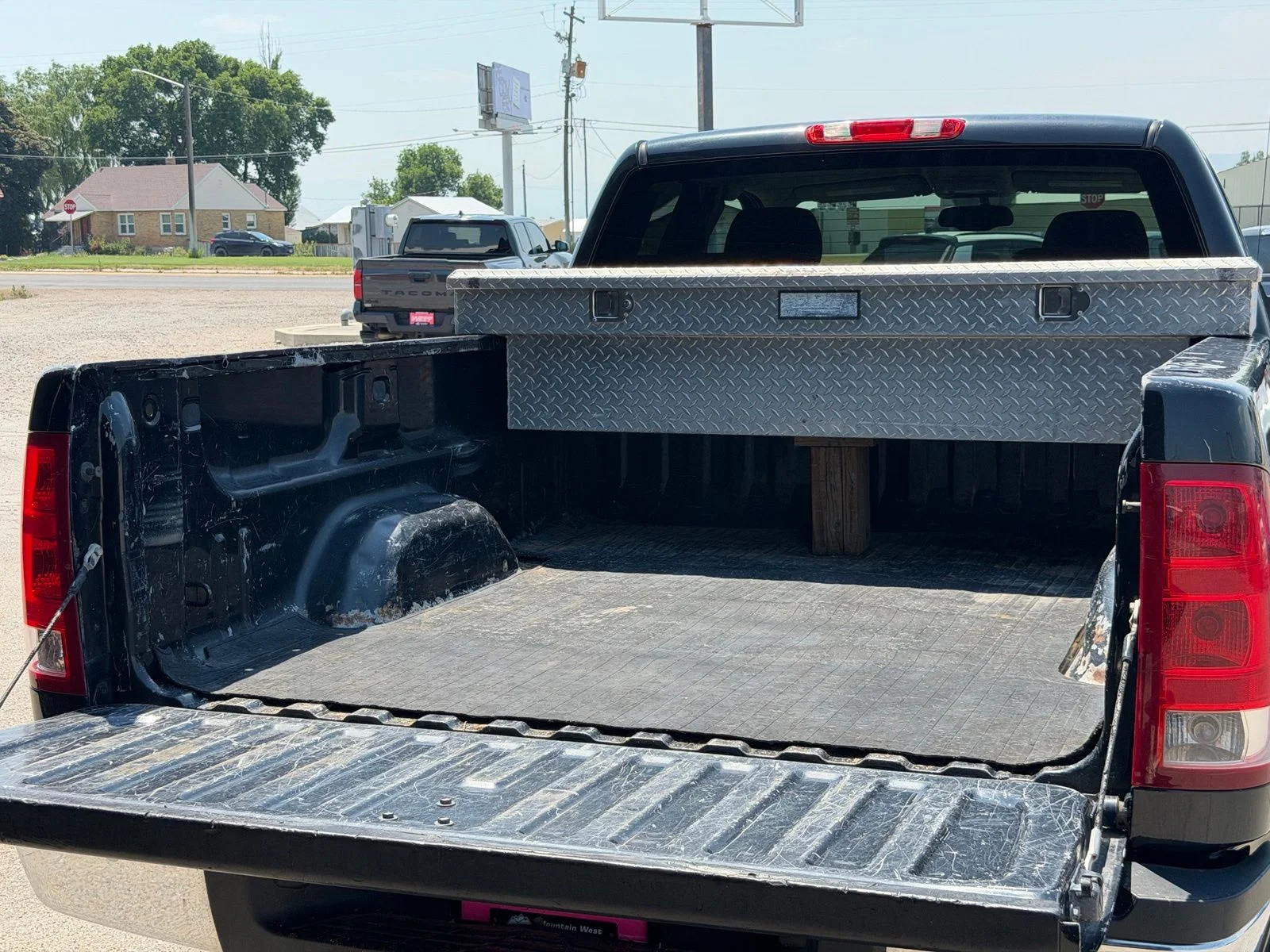 Used 2009 Black GMC SLE image 6