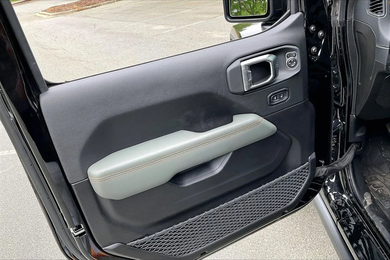 New 2026 Black Clear-Coat Exterior Paint Jeep Mojave X image 23