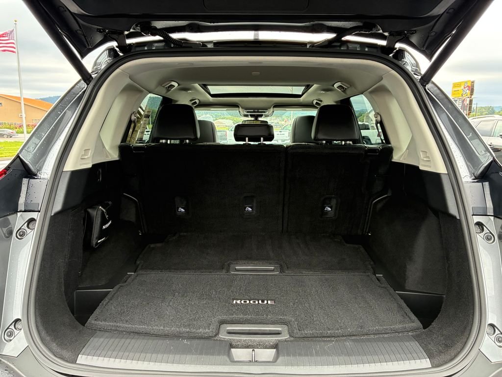 Used 2022 Gray Nissan SL image 4