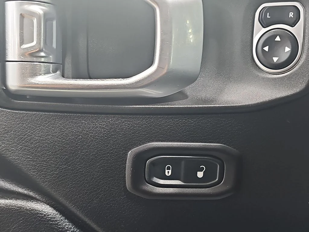 Used 2018 White Jeep Unlimited Sport S image 30