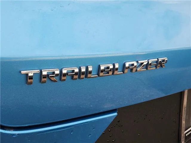 Used 2025 Blue Chevrolet LT Front-Wheel Drive image 6