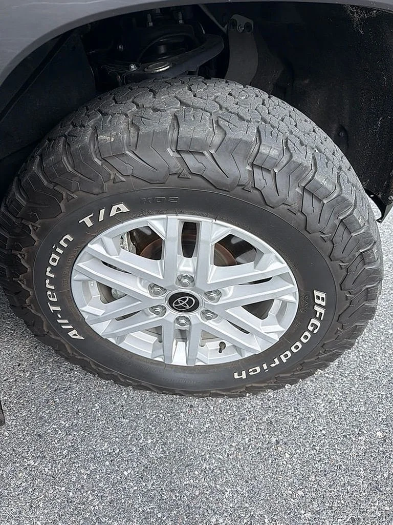 Used 2024  Toyota SR5 image 3