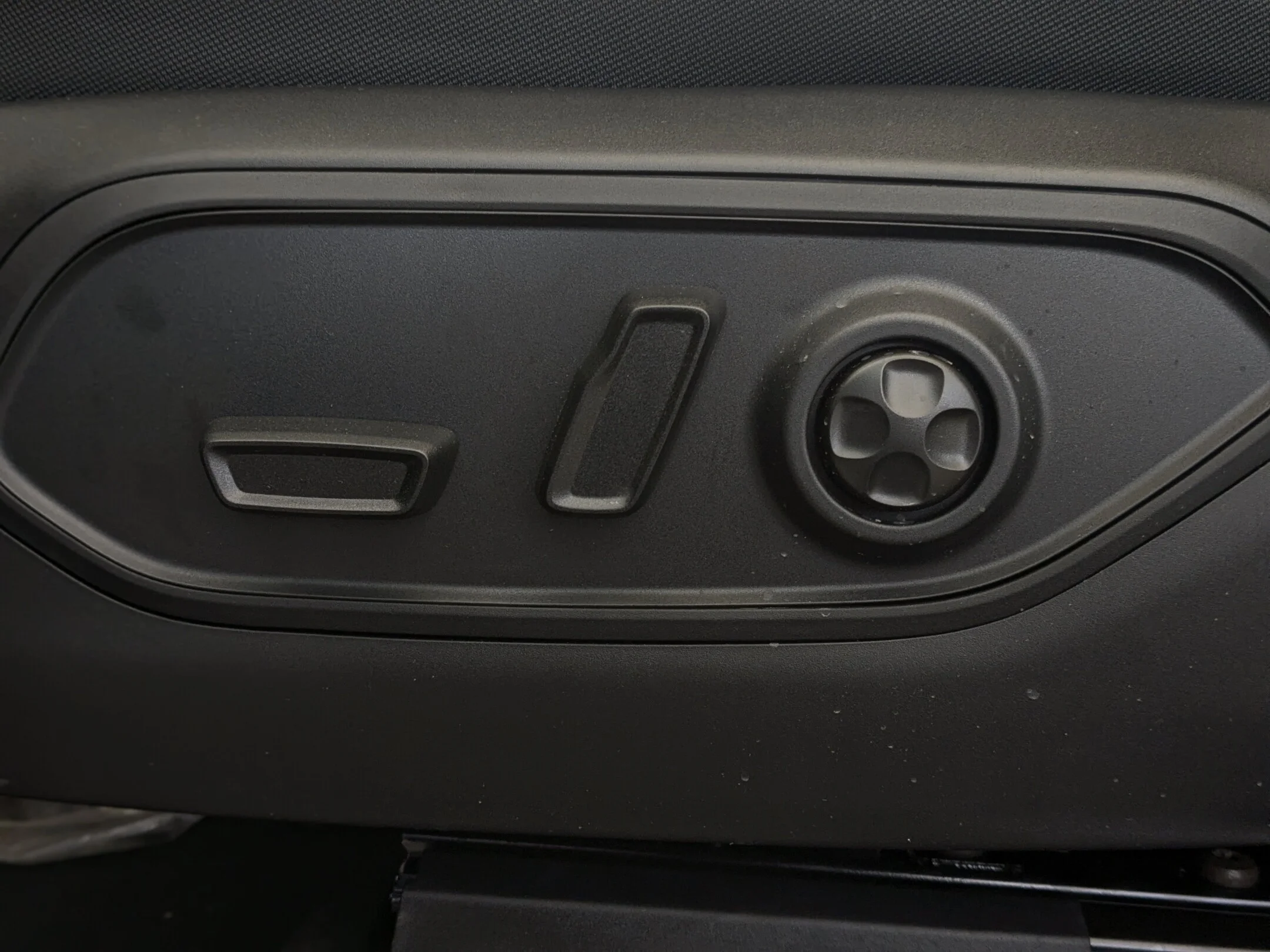 New 2026 Black Jeep Laredo - - 4x4 - Classic Theme - Heated Seats - Heated Steering - Remote Start & More! image 13