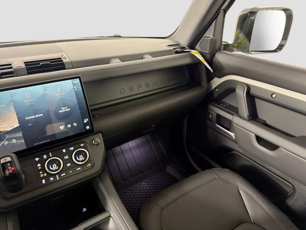 New 2026 Borasco Grey Metallic Land Rover X-Dynamic SE image 25