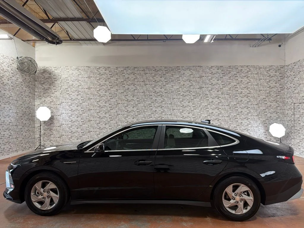 Used 2025 Abyss Black Hyundai SE image 4