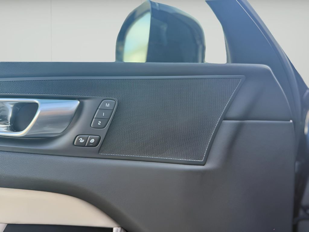 2026 Volvo XC60 Plus - Photo 10