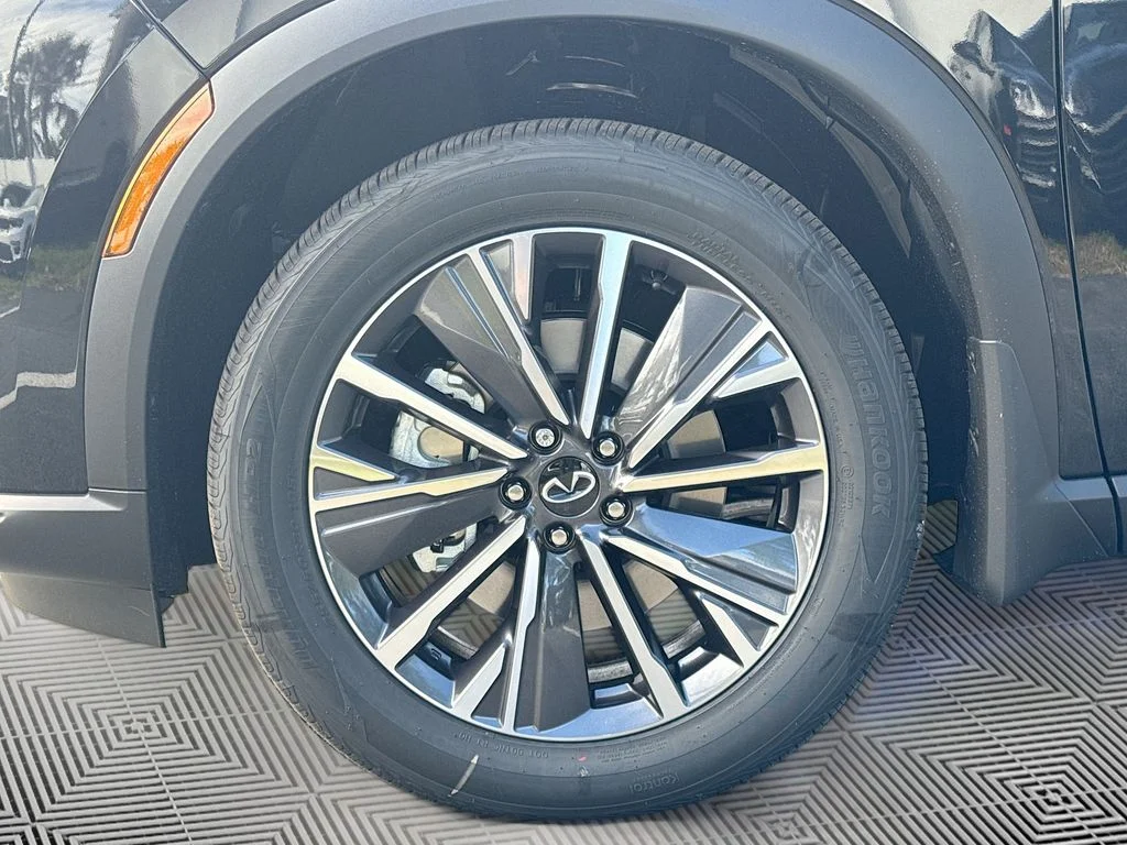Certified Used 2026 Black INFINITI LUXE image 35