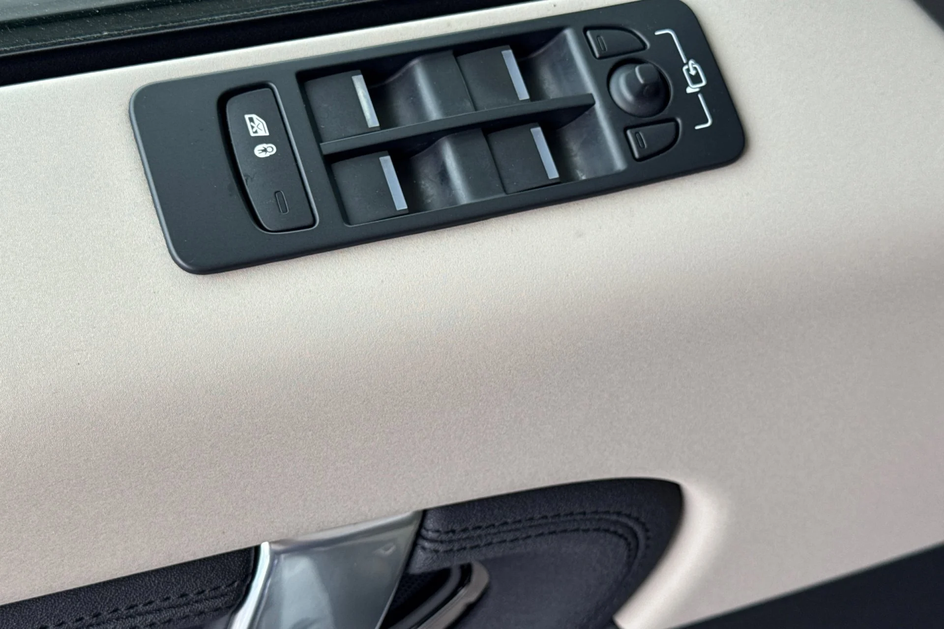 Used 2023 White Land Rover SE image 15