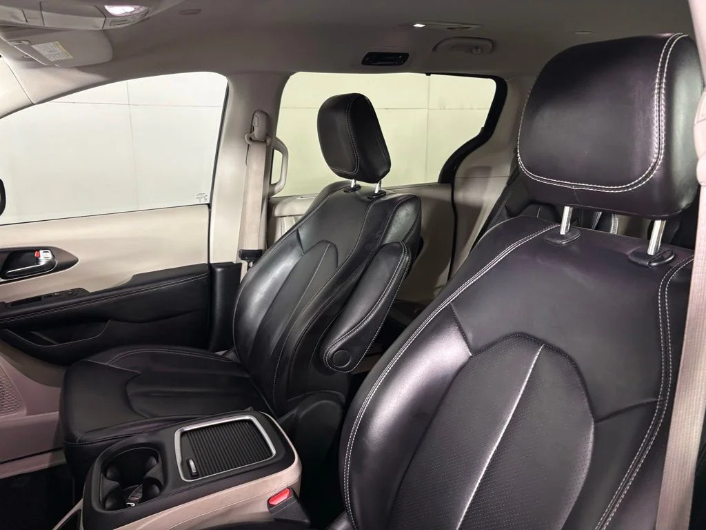 Used 2023 Black Chrysler Touring L image 18