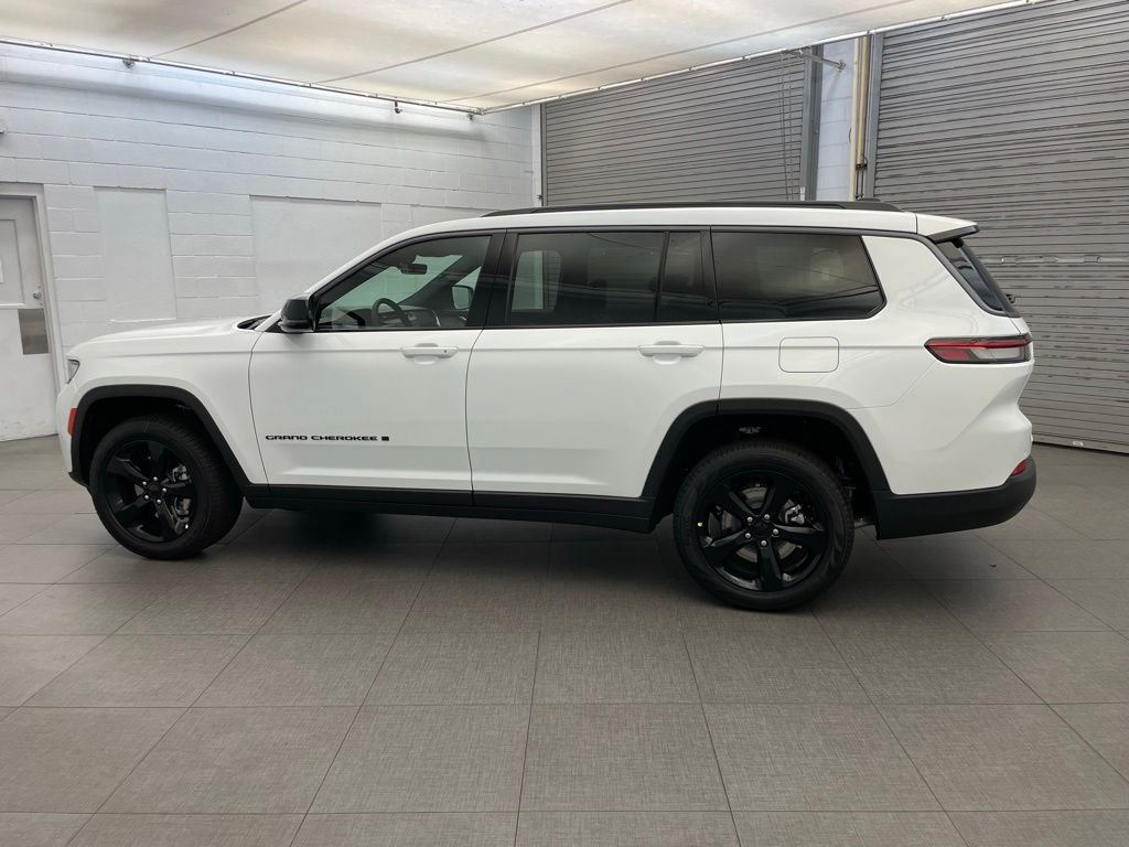 New 2026 Bright White Clear-Coat Exterior Paint Jeep Limited image 5