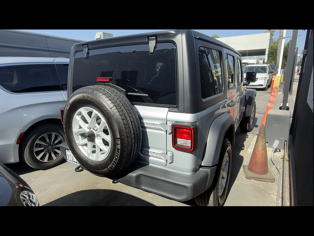 Used 2023 Silver Zynith Clear Coat Jeep Sport S image 3