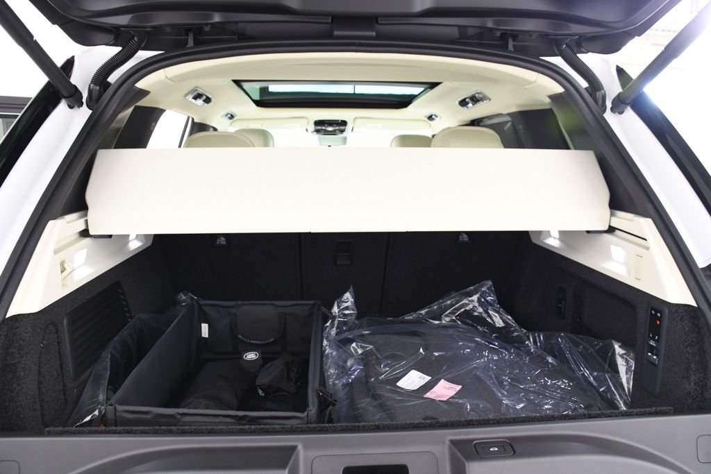 New 2026 Ostuni Perl Wh Land Rover SE image 23
