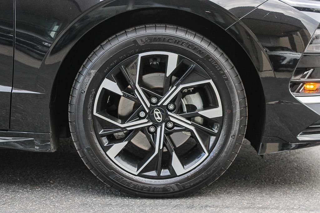 Certified Used 2025 Black Hyundai SEL image 12